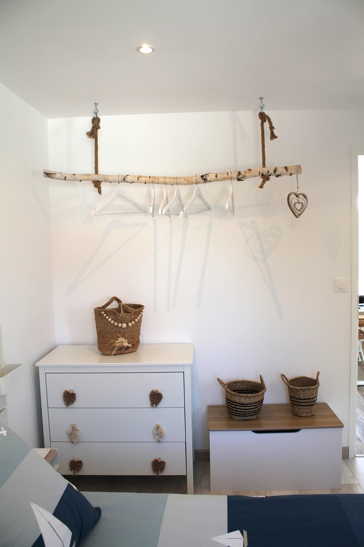 La chambre avec des rangements.