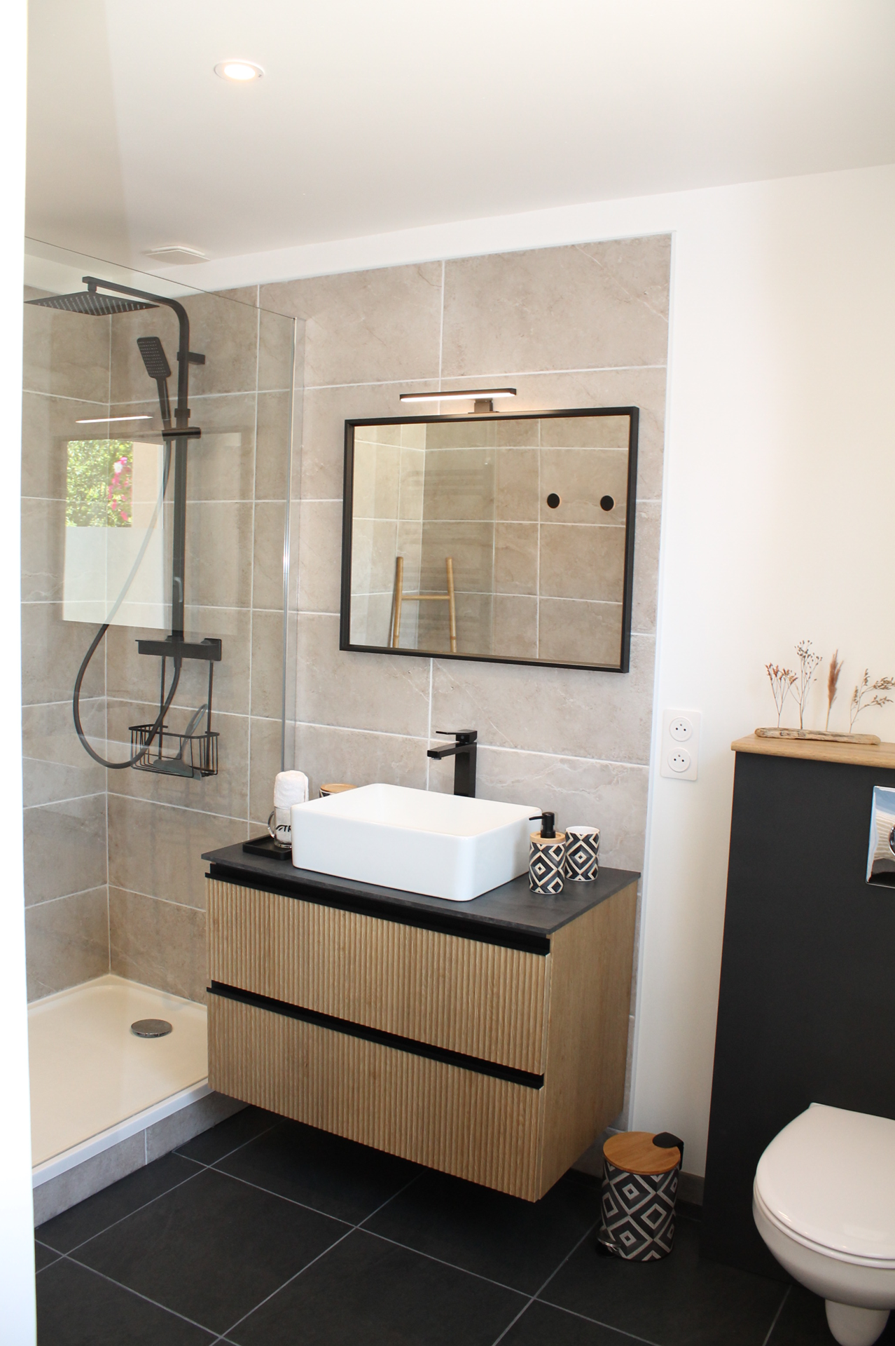 La salle de bain avec sa douche à l'italienne.