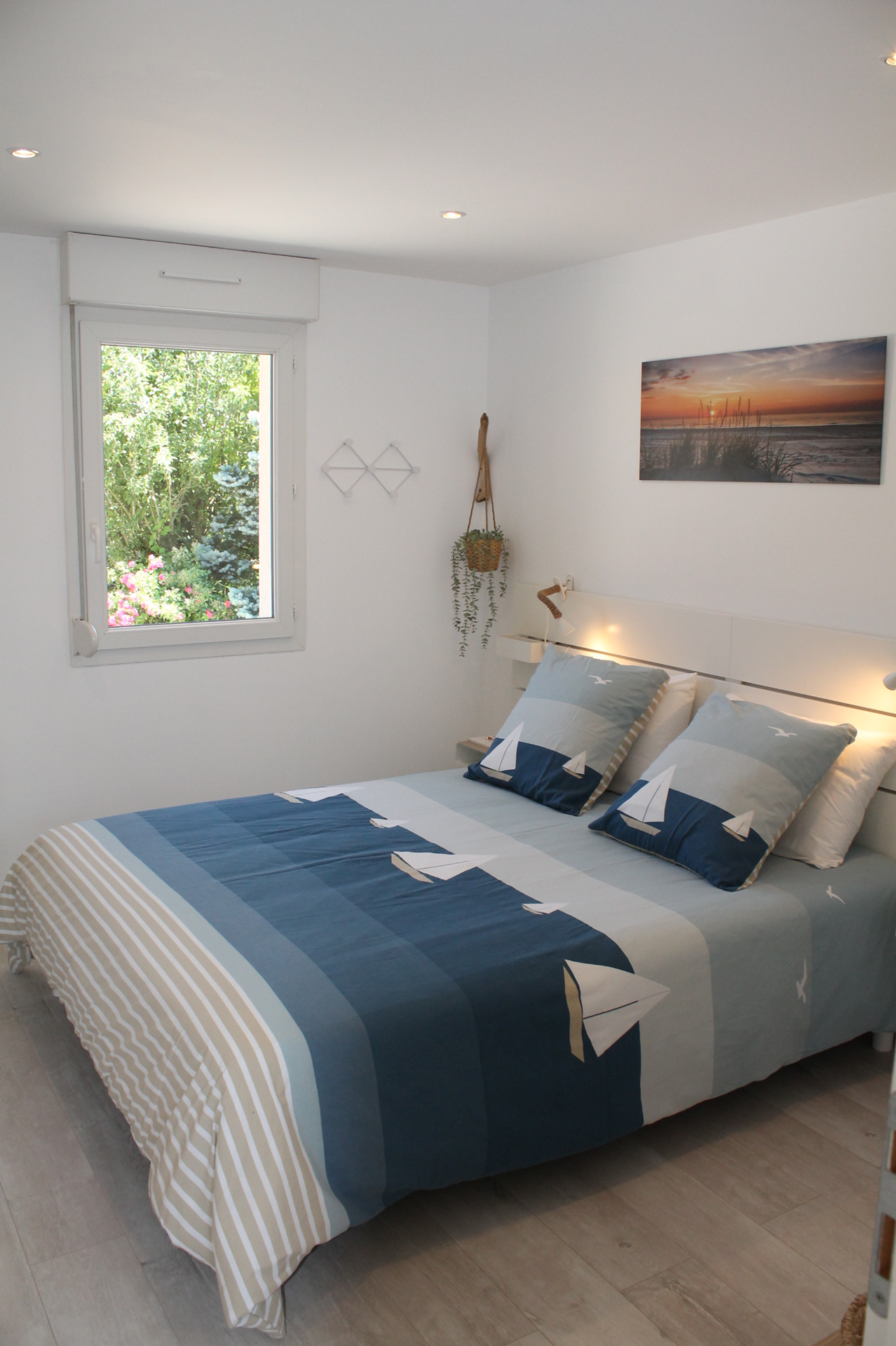 La chambre avec son grand lit double.