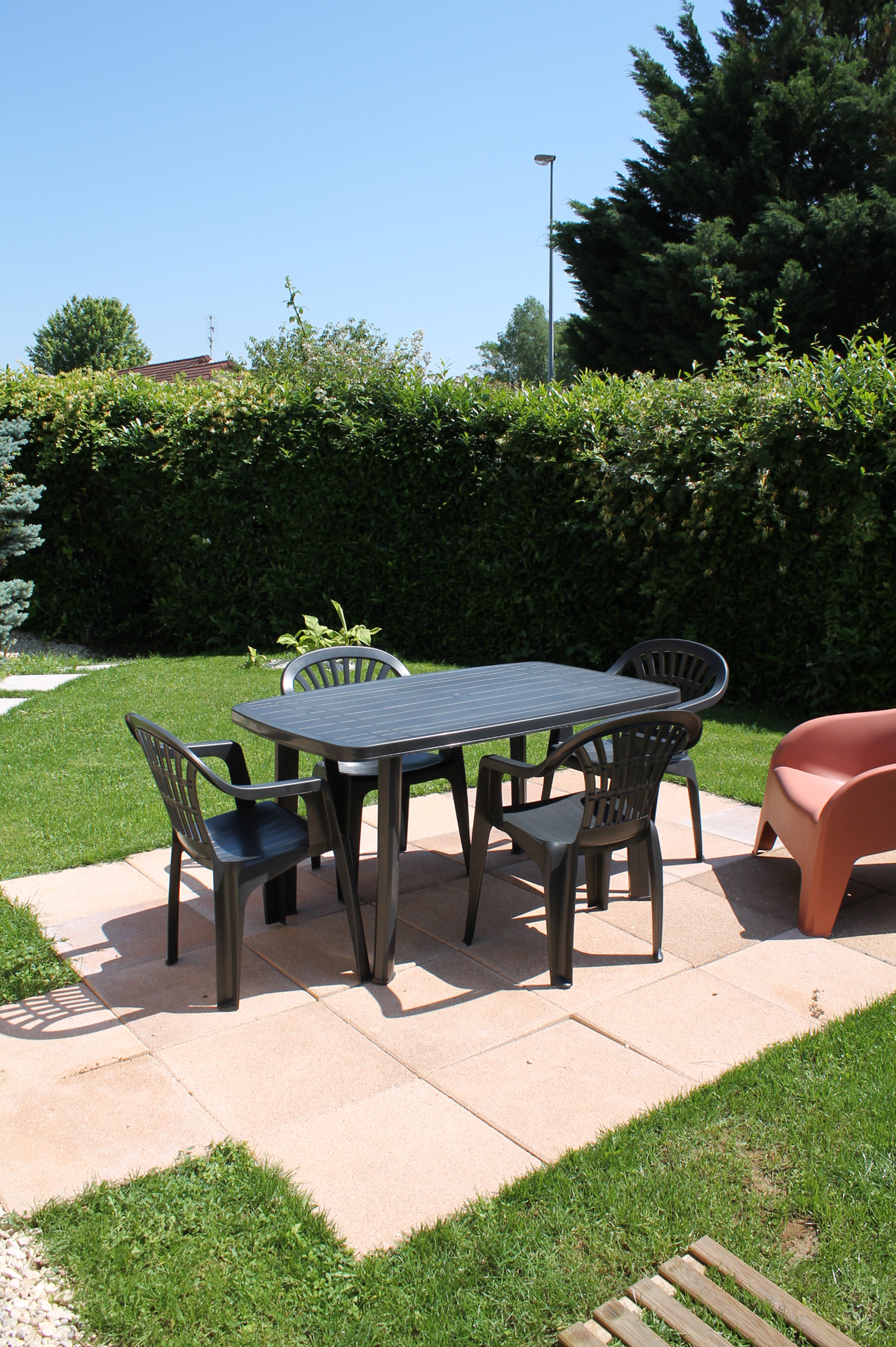 Le jardin avec la table à manger.